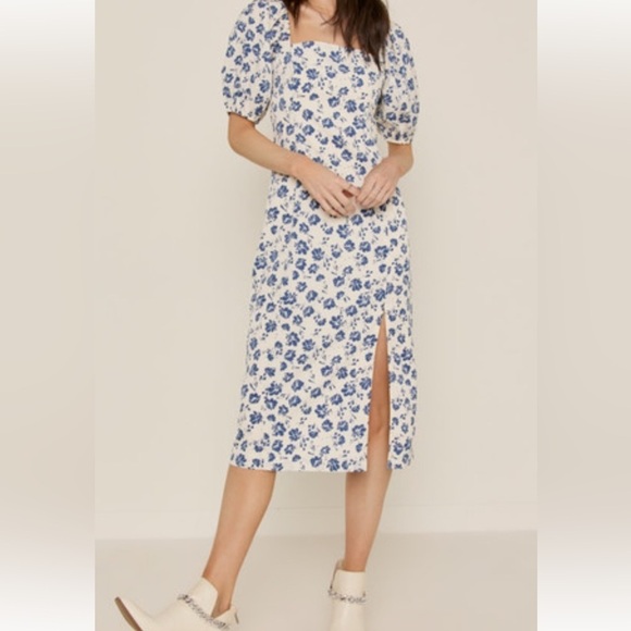 Francesca's Collections Dresses & Skirts - NWT Francesca’s Natasha Puff Sleeve Side Slit Midi Dress blue/white Small Lined